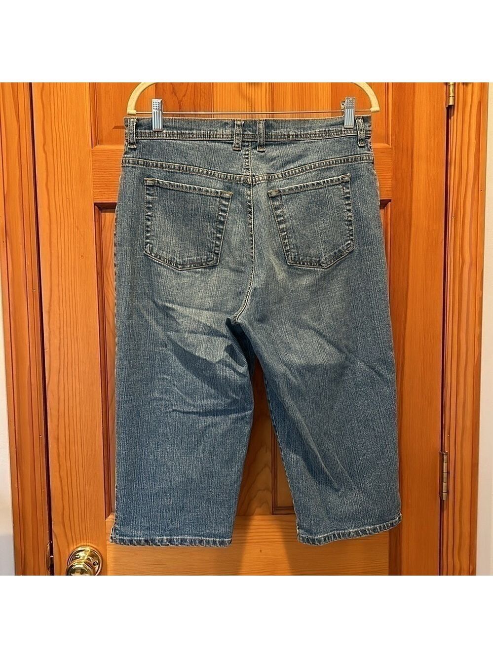 Gloria Vanderbilt Women's Light Wash Denim Capris Size 12 - Picture 2 of 3